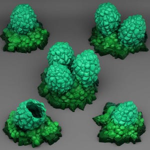 Op de afbeelding: Een verzameling van vijf gestileerde, abstracte sculpturen. Elke sculptuur heeft een getextureerde, afgeronde vorm in groentinten, die doet denken aan organische clusters. Ze rusten op een basis van getextureerd, bladgroen materiaal, waardoor een samenhangend, naturalistisch thema ontstaat.
