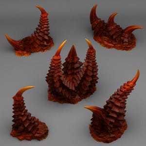 Puede incluir: Conjunto de cinco esculturas con forma de cuerno, de color marrón rojizo, con superficies texturizadas y puntas de color amarillo dorado. Las piezas varían en tamaño y forma, sugiriendo un tema fantástico o decorativo.