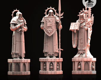 Puede incluir: Tres figuras detalladas de color claro de figuras vestidas con túnicas, cada una sobre una base decorativa. Una sostiene una espada, otra un escudo y una lanza, y la tercera un libro. Cada figura tiene un halo y es parte de un tema de fantasía.