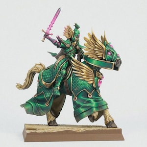 Può includere: Figurina in miniatura di un guerriero a cavallo, entrambi con armatura verde con dettagli dorati. Il guerriero tiene in alto una spada rosa. Il cavallo ha ali dorate e gemme rosa. La base è di forma rettangolare marrone.