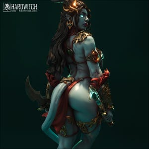 Peut inclure: Une figurine fantastique représentant une créature à la peau bleue avec de longs cheveux sombres, des yeux brillants et des cornes. Elle porte une armure dorée ornée, des tissus rouges et tient une lame courbe. Le texte en haut à gauche indique HARDWITCH GAMES HUNT, GROTESQUE, LADIES.