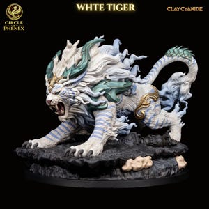 Può includere: Una statuetta di tigre bianca con strisce blu, una fluida criniera bianca e dettagli dell'armatura color ottanio. La creatura è in posizione di balzo su una base scura e strutturata. Il testo in alto recita WHTE TIGER, CLAY CYANIDE, CIRCLE OF PHENEX.