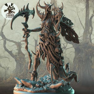 Peut inclure: Figurine détaillée en résine grise d'un personnage fantastique avec des cornes, une faux et des détails squelettiques. La figurine repose sur une base avec des crânes et des rochers, sur fond de forêt floue. Le logo "TAINTED WISDOM" est visible.