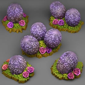 Könnte beinhalten: Fünf dekorative lila Eier mit floralen Mustern, die auf kleinen grünen und braunen Plattformen mit rosa und lila Rosen ruhen. Die Eier haben detaillierte, geschnitzte Designs.