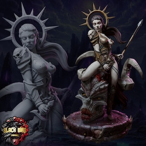 Peut inclure: Figurine détaillée d'une guerrière avec un halo, tenant une lance et assise sur un monstre. La figurine est dans une pose dynamique, avec une armure complexe et une pièce d'épaule en forme de crâne. La base est une tête de monstre détaillée. Le logo Black Bird Miniatures est visible.