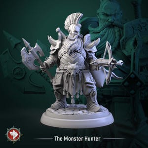 Könnte beinhalten: Detaillierte, graue Miniatur eines Zwergenkriegers, "The Monster Hunter", der eine Axt und eine Armbrust hält. Die Figur ist in Rüstung mit einem Wolfsemblem und einem langen, geflochtenen Bart gekleidet. Der Sockel ist rund, darunter steht der Text "The Monster Hunter".