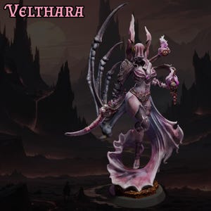 Könnte beinhalten: Detaillierte Miniaturfigur von Velthara, einer Fantasy-Figur. Die Figur ist überwiegend lila und weiß, mit aufwendiger Rüstung und einem fließenden Umhang. Sie hält einen Stab mit einer leuchtenden Kugel und einer Ansammlung von Augäpfeln. Der Hintergrund zeigt eine dunkle, bergige Landschaft.