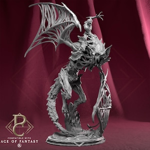 Può includere: Scultura grigia dettagliata di una creatura fantasy con grandi ali palmate e aspetto scheletrico. La figura è posizionata su una base rocciosa, con dettagli intricati visibili. Il testo "COMPATIBLE WITH AGE OF FANTASY" è in basso.