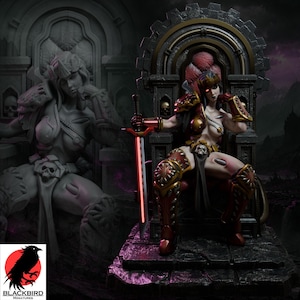 Könnte beinhalten: Detaillierte Figur einer Kriegerin, die auf einem Thron sitzt und ein leuchtendes rotes Schwert hält. Die Figur ist mit einer verzierten roten und goldenen Rüstung mit Totenkopfmotiv bekleidet. Im Hintergrund befindet sich eine Graustatuette einer ähnlichen Figur.