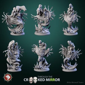 Puede incluir: Seis figuras de fantasía grises de una entidad de múltiples caras con múltiples brazos, envuelta en túnicas fluidas. Las figuras están sobre un fondo verde oscuro. El texto "THROUGH THE CROOKED MIRROR" está en la parte inferior.