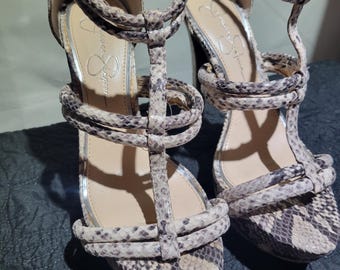 Sandały na obcasie Jessica Simpson z nadrukiem skóry węża, rozmiar 5