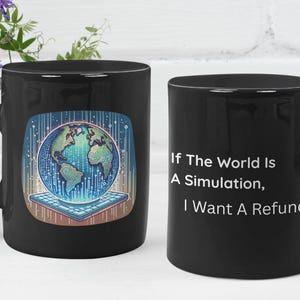 Può includere: Tazza in ceramica nera con manico. Un lato presenta una grafica colorata di un globo su una piattaforma digitale. L'altro lato ha il testo: "If The World Is A Simulation, I Want A Refund!"