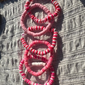 Roze klei armbandenset | Roze en witte klei kralen armbanden | Y2K sieraden | Snoeproze stapelbare armbanden | Leuke zomersieraden