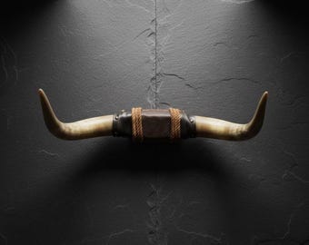Colgante de pared de cuerno de toro envuelto en cuero: decoración rústica del oeste