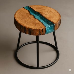 Pode incluir: Um banco redondo de madeira com um tampo de grão de madeira natural e um design de rio de resina turquesa. O banco tem uma base de metal preto com um apoio para os pés circular e três pernas anguladas. O tampo de madeira tem cerca de 30 cm de diâmetro.