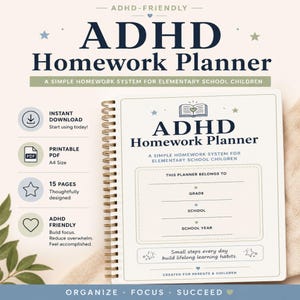 以下が含まれることがあります： スパイラル綴じのADHD宿題プランナー。白い表紙に濃い青色の文字、星のアイコン、本のグラフィックが描かれています。表紙には名前、学年、学校、年度を記入する欄があり、「Small steps every day build lifelong learning habits.」というテキストが記載されています。