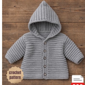 Può includere: Una giacca grigia con cappuccio per neonati, all'uncinetto, con bottoni. La giacca ha una trama a coste e un cappuccio a punta. L'immagine include anche un'etichetta "crochet pattern" e un'icona PDF.