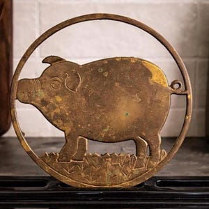 Vintage Brass Pig Trivet – Rustic Farmhouse Kitchen Decor – Circular Metal Pig Wall Hanging