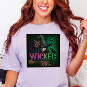 Halloween-T-shirt Boze heks – gotische heks met zwarte kat en bezem, spookachtig Halloween-shirt