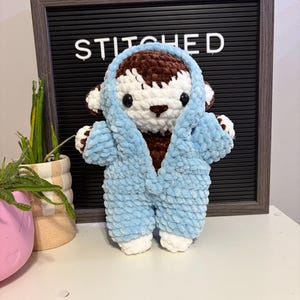 Mono de peluche tejido a crochet con mono