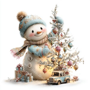 Puede incluir: Ilustraci&oacute;n caprichosa de un mu&ntilde;eco de nieve con gorro, bufanda y mitones azules, sosteniendo un &aacute;rbol de Navidad decorado. Un cami&oacute;n azul vintage transporta la base del &aacute;rbol, rodeado de regalos envueltos. El mu&ntilde;eco de nieve tiene nariz de zanahoria y ojos de bot&oacute;n.