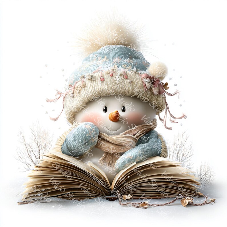 Puede incluir: Ilustraci&oacute;n de un mu&ntilde;eco de nieve caprichoso. El mu&ntilde;eco de nieve lleva un gorro de punto azul claro con un pomp&oacute;n esponjoso, manoplas a juego y una bufanda. Sostiene un libro abierto con p&aacute;ginas envejecidas, sobre un fondo nevado. El mu&ntilde;eco de nieve tiene una nariz de zanahoria y mejillas rosadas.