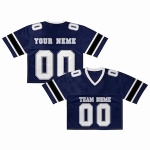 Puede incluir: Dos camisetas de f&uacute;tbol azul marino con n&uacute;meros y letras blancas. Una camiseta dice "YOUR NEME" y la otra "TEAM NEME". Ambas camisetas tienen rayas blancas y negras en las mangas.