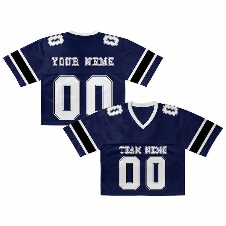 Puede incluir: Dos camisetas de f&uacute;tbol azul marino con n&uacute;meros y letras blancas. Una camiseta dice "YOUR NEME" y la otra "TEAM NEME". Ambas camisetas tienen rayas blancas y negras en las mangas.