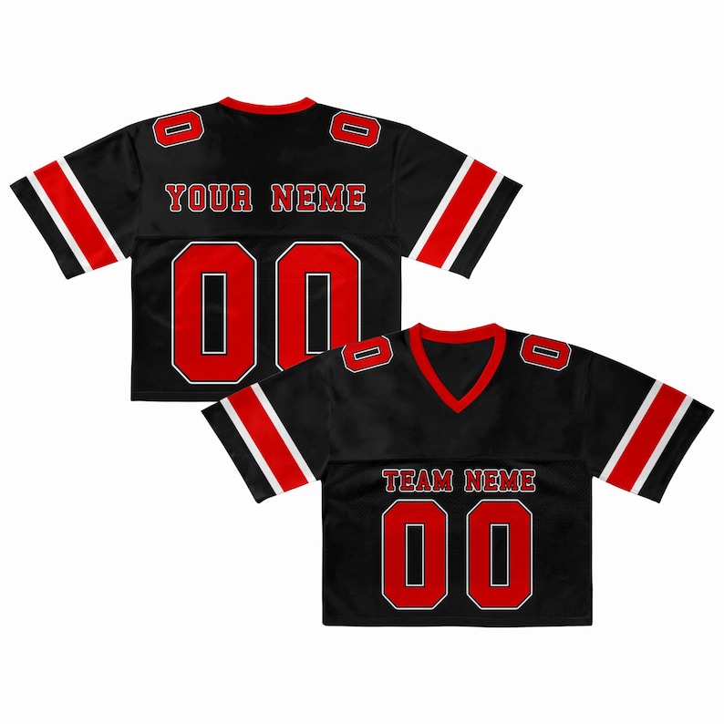 Puede incluir: Camiseta de f&uacute;tbol negra con detalles rojos y blancos. Muestra el texto "YOUR NEME" y el n&uacute;mero "00" en rojo. Una segunda camiseta muestra el texto "TEAM NEME".