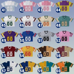 Puede incluir: Una colecci&oacute;n de camisetas de f&uacute;tbol americano en varios colores, incluyendo azul, rosa y dorado. Cada camiseta presenta el texto "TEAM NEME" y el n&uacute;mero "00". Las camisetas est&aacute;n dispuestas en filas y columnas, con cada una teniendo una combinaci&oacute;n de colores &uacute;nica.