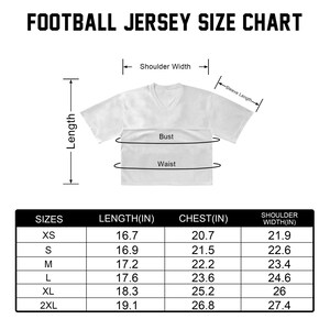 Puede incluir: Tabla de tallas de camisetas de f&uacute;tbol blancas con medidas en pulgadas. La tabla incluye tallas XS a 2XL, con las medidas correspondientes de largo, pecho y ancho de hombros. El texto "FOOTBALL JERSEY SIZE CHART" est&aacute; en la parte superior.