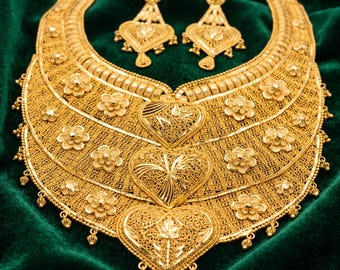 Traditionele bruidsketting en oorbellen, verguld met 22 karaats goud.