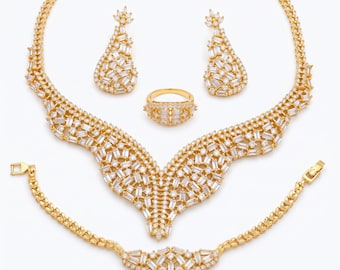 Sieradenset met kristallen, verguld met 22 karaats goud: ketting, armband, oorbellen en ring.