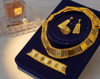 Conjunto de joyas estampadas bañadas en oro de 22 quilates: collar, pulsera, pendientes y anillo llamativos.