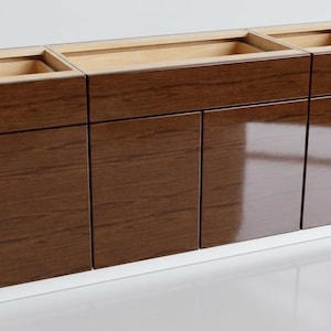 Puede incluir: Un mueble de baño moderno de madera con un acabado marrón brillante. El mueble tiene cuatro puertas de armario y tres compartimentos superiores abiertos. Se asienta sobre una base blanca, ofreciendo un diseño limpio y contemporáneo.