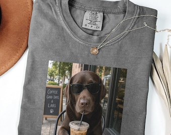 Maglietta Comfort Colors® con Labrador color cioccolato che beve caffè freddo, regalo per amanti dei cani, maglietta divertente con cane e caffè, regalo per proprietari di animali domestici, vita da bar, mamma di Labrador, migliore