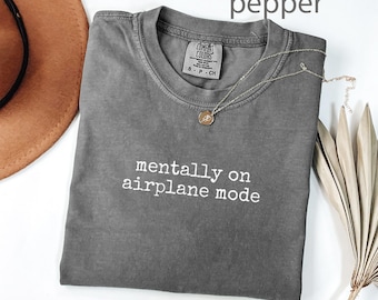 Camiseta Comfort Colors® "Modo Avión", "Modo Vacaciones", "Camiseta Viajera", "Camiseta Introvertida", "Regalo para Viajero", "Camiseta Divertida con Gráfico", "Eslogan"