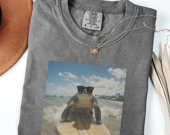 Comfort Colors® Surfen Schildkröte Sonnenbrille Shirt, Strandleben T-Shirt, Ozean-Liebhaber Geschenk, Sommerferien T-Shirt, Coole Tier Grafik