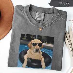Maglietta Comfort Colors® con cane alla moda con occhiali da sole, maglietta estiva con Labrador, grafica divertente per animali domestici, atmosfera da giornata in piscina, regalo per amanti dei cani, vacanza con Labrador giallo