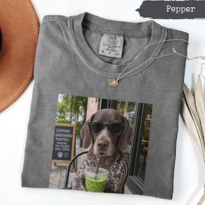 Comfort Colors® Kortharige Duitse hond met zonnebril en matcha-koffieshirt, grappig cadeau moeder hond, SAP huisdiereigenaar topmode