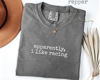 Camiseta "Aparentemente me gustan las carreras" de Comfort Colors®, divertida camiseta de automovilismo, camiseta gráfica para aficionados a las carreras, regalo de velocidad para amantes de los coches.