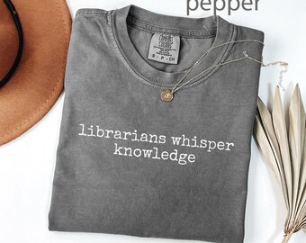 Maglietta per bibliotecari Comfort Colors®, maglietta Whisper Knowledge, regalo divertente per bibliotecari, maglietta per amanti dei libri, maglietta per la lettura, maglietta per l'apprezzamento dei bibliotecari