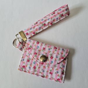 Mini llavero con tarjetero y diseño de rayas rosas con motivos florales