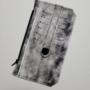 Cartera delgada de color gris con 6 ranuras para tarjetas y bolsillo deslizante con cremallera