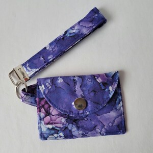 Mini llavero con tarjetero y estampado de acuarela azul y violeta