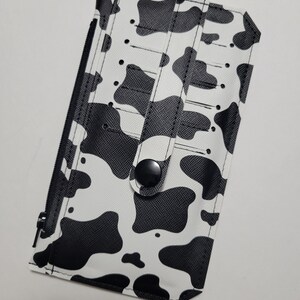 Cartera delgada con estampado de vaca negra, 6 ranuras para tarjetas, bolsillo deslizante y cremallera