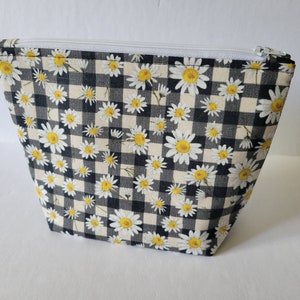 Estuche para lápices con cremallera y fondo plano con margaritas y cuadros vichy negros