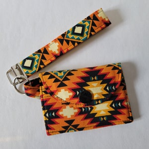 Llavero con tarjetero en miniatura con estampado azteca naranja