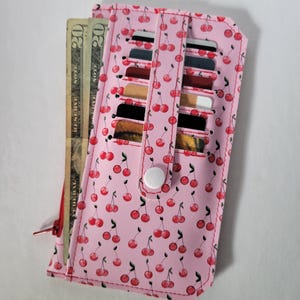 Cartera fina con diseño de cerezas en rosa, 6 ranuras para tarjetas, bolsillo deslizante y cremallera