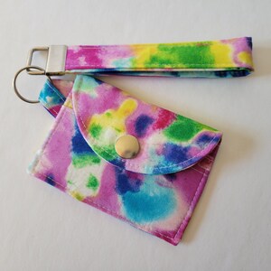 Mini llavero con forma de cartera y tarjeta con acuarela de arcoíris